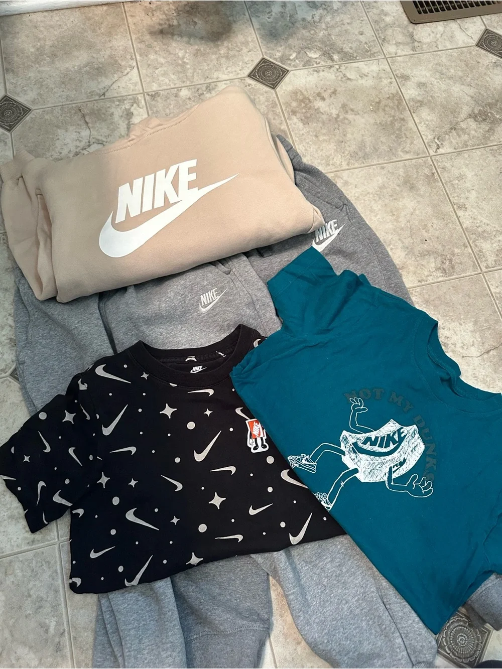 Boys 5 piece Nike Mixed Tops & Gray Joggers Sets - Teal, Beige, Black, Gray M/L